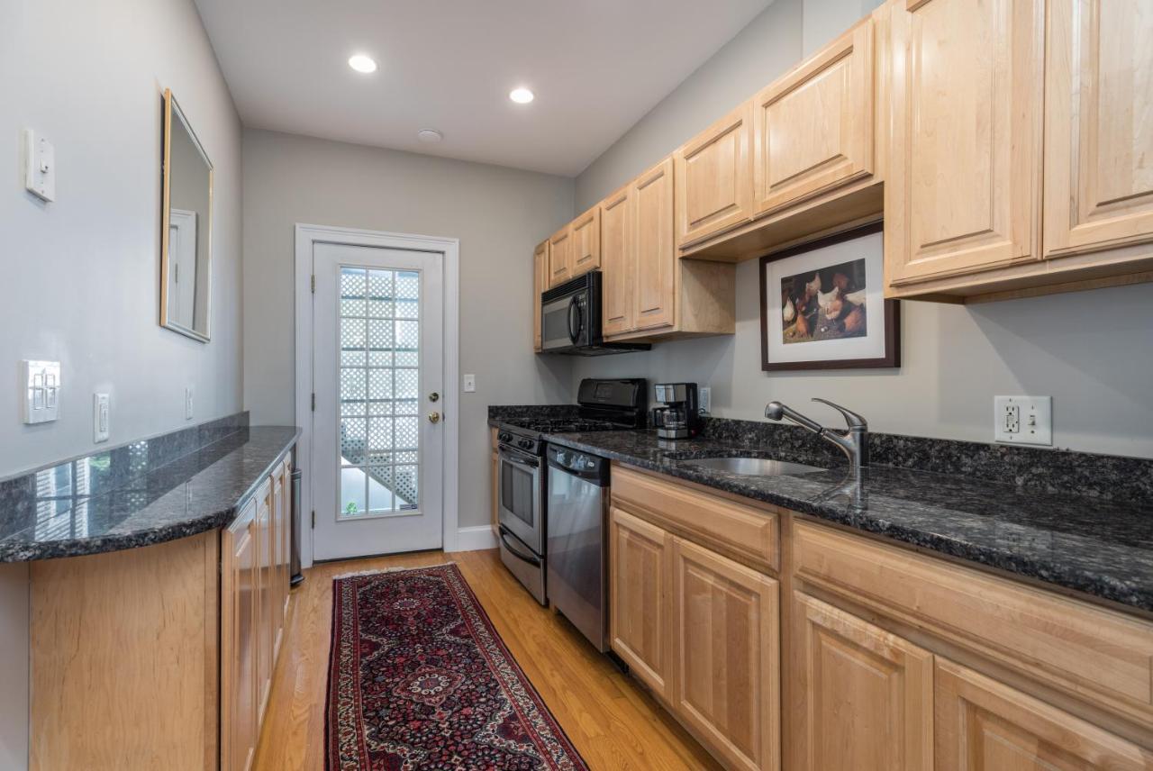 Sunny Convenient Home W/ Private Patio! Easy Walk To Everything! Boston Buitenkant foto